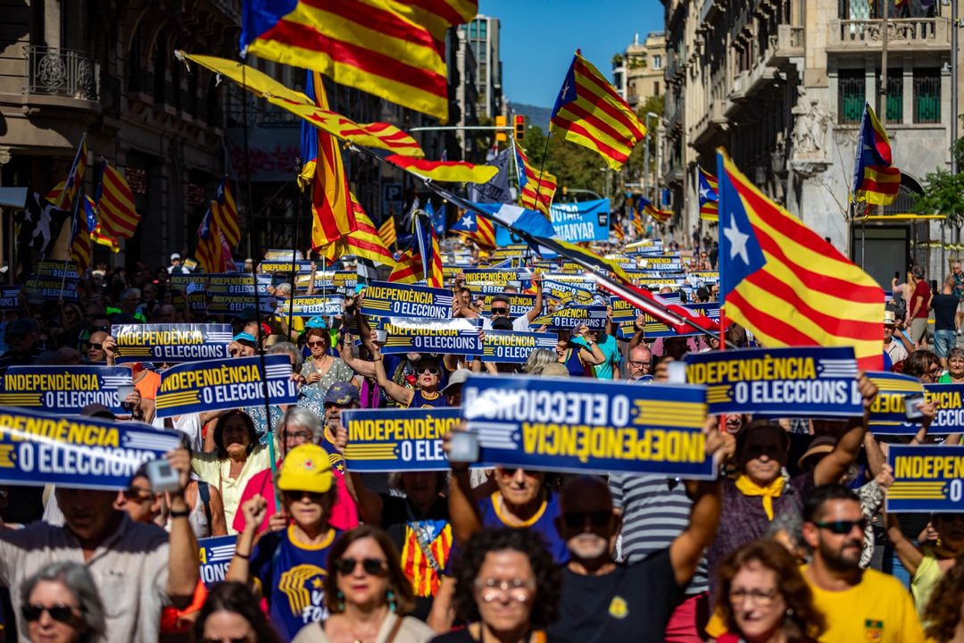 02_EuropaPress_5476485_numerosas_personas_manifiestan_celebracion_aniversario_referendum_1_o_plaza