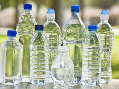 No tires las botellas plásticas: con solo 1 creá este escurridor de cubiertos tan útil
