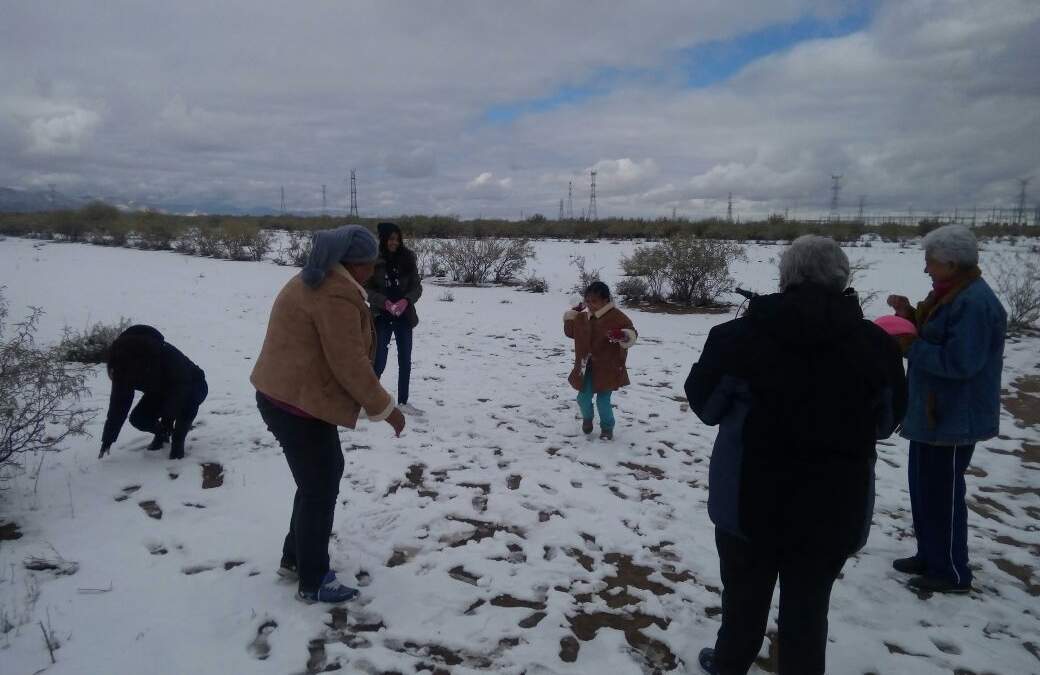 Personas jugando en la nieve
