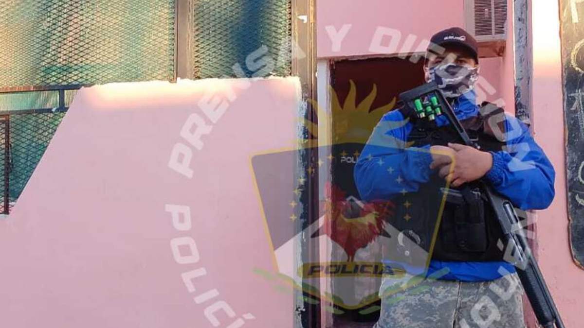 Personal policial a cargo del operativo para desarticular a la banda de inhibidores. Fuente: (Policía de Neuquén)