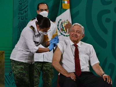 López Obrador recibe la segunda dosis de la vacuna de AstraZeneca
