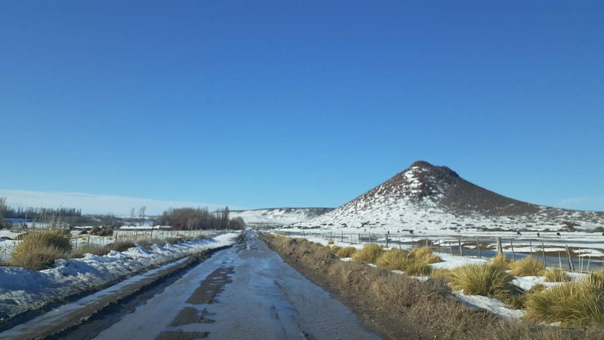 Una postal de Zapala: el "Cerro Michacheo", un lugar emblemático de la ciudad. Fuente: (Twitter).