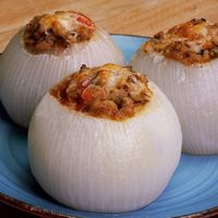 Cebollas rellenas con chorizo y al horno: una receta bomba que te va a encantar para comenzar la semana