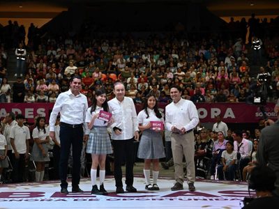 Gobernador Durazo impulsa becas para aliviar gasto familiar y mantener a jóvenes en clases