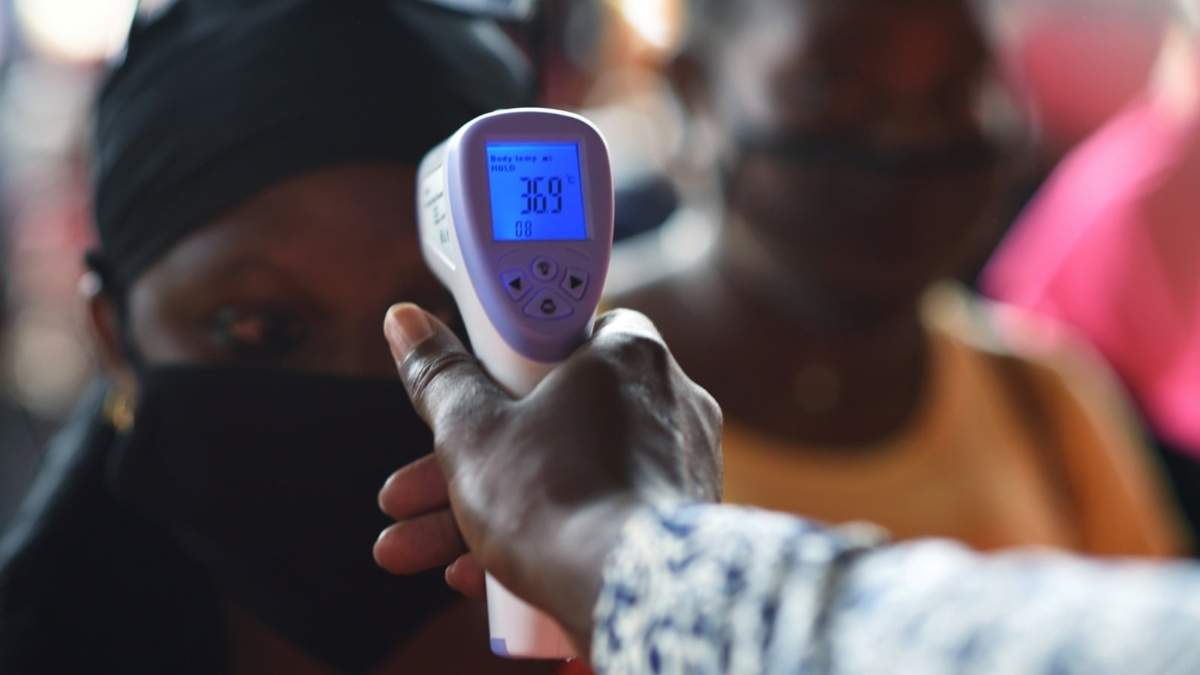 Personal sanitario toma la temperatura de una mujer en Chad. Fuente: (Twitter)