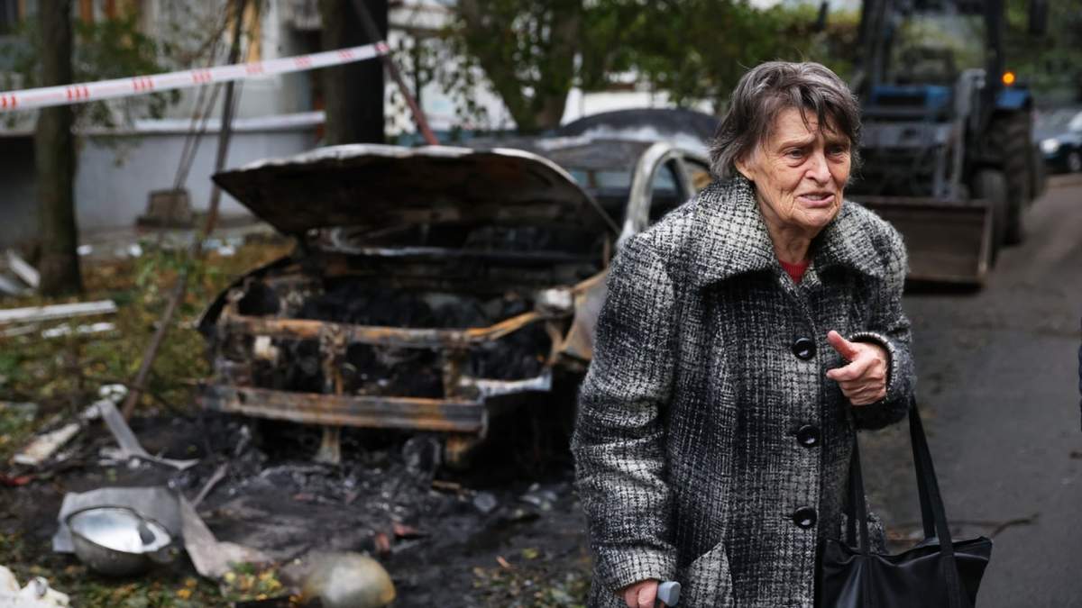Una anciana reacciona junto a una casa destruida por un ataque ruso en Zaporiyia, Ucrania, el domingo 5 de octubre de 2025