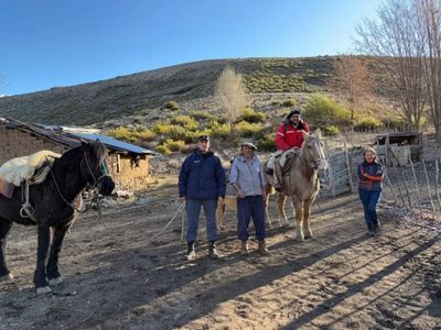 Policías y un agente sanitario cruzaron la cordillera para asistir a crianceros en parajes alejados