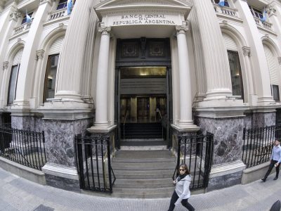 La estrategia del Banco Central para que los bancos vayan al peso