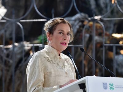 Beatriz Gutierrez Müller culpa al INE de no poder votar en la consulta