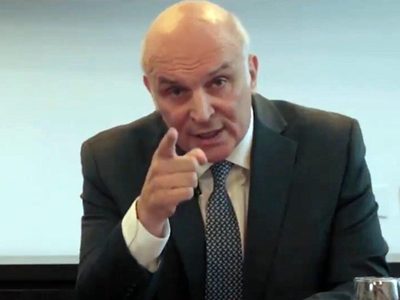 Denuncian que José Luis Espert fue salvado por un barrabrava con una causa por intento de homicidio en el acto de Lomas de Zamora
