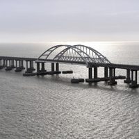 Tres personas fallecieron tras la explosión de un puente en Crimea