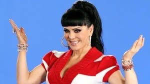 ¡A los 60 años! Maribel Guardia encendida luce un conjunto de baño sin sostén ¿Cómo hace?