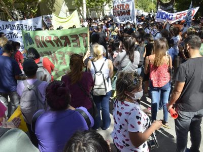 Lunes de reclamos: hay manifestaciones y cortes de ruta en Neuquén