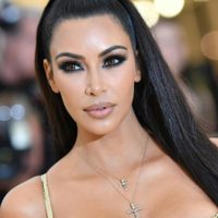 ¡Por descuidada! Kim Kardashian en un vestidito no pudo con el viento y se le levantó todo dejando v