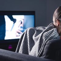 Qué significa que siempre vuelvas a la misma película, según la psicología: nostalgia, ansiedad o puro consuelo mental