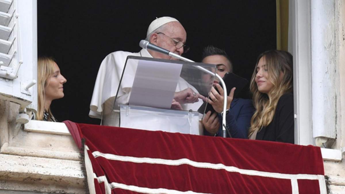 Papa Francisco con jóvenes