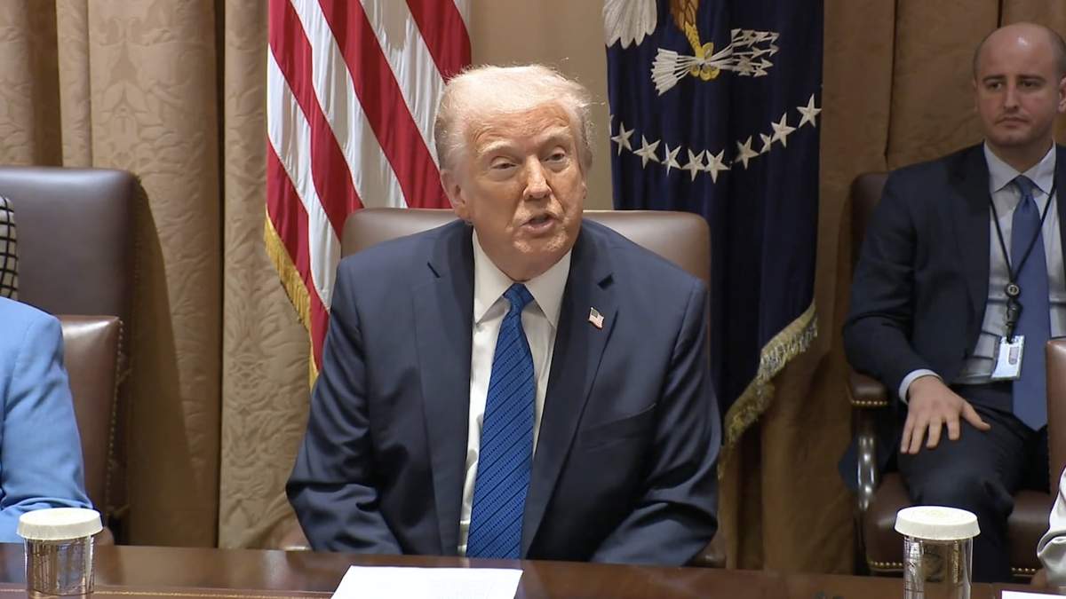 Donald Trump en la reunión con embajadores