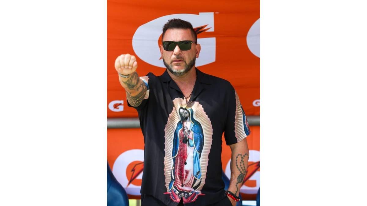 Mohamed usando una camisa con estampado de la virgen de Guadalupe