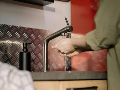El truco experto para acabar con la grasa de los muebles de la cocina