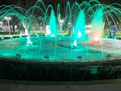 Arrojaron detergente a la fuente de la Plaza San Martín y se llenó de espuma
