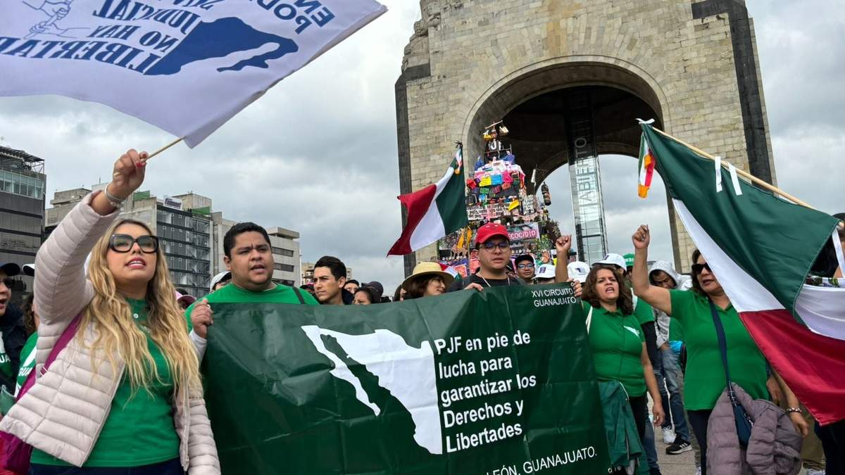 Manifestación en el Monumento a la Revolución
