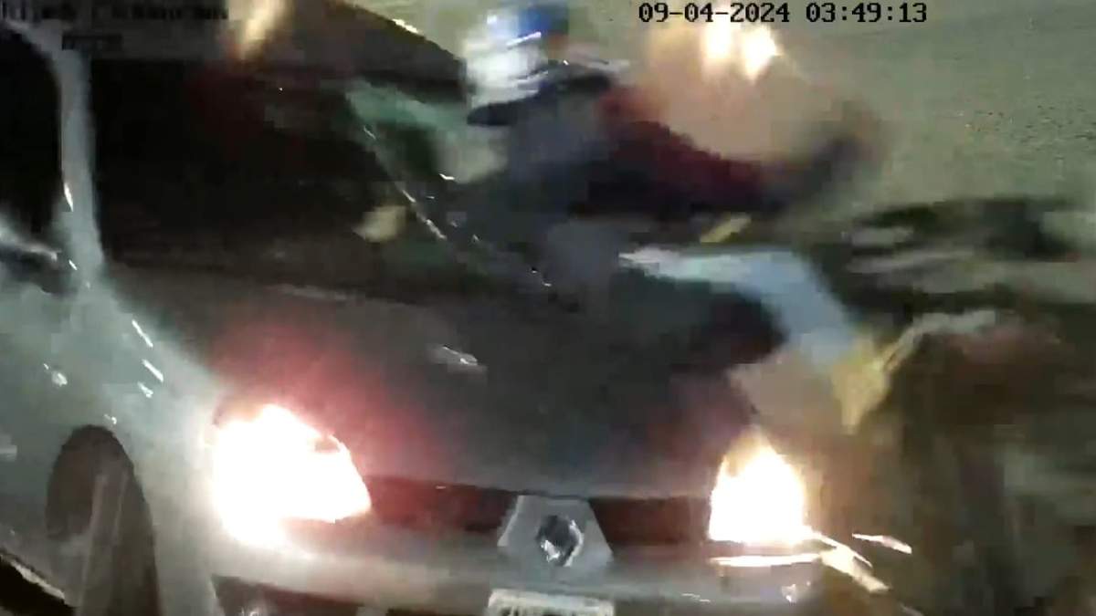 El momento en que el Renault Clio choca contra el motociclista. Fuente: (Facebook)