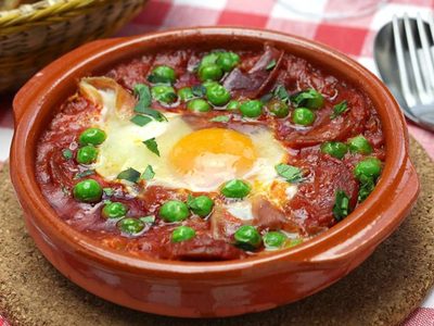 Huevos a la cazuela en microondas: hacé esta receta proteica y casera en minutos, con una lata de arvejas y 2 huevos