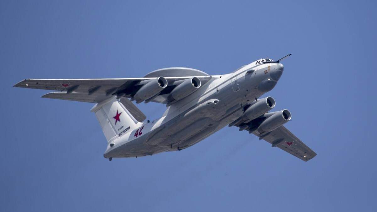 ARCHIVO - Un avión ruso Beriev A-50 de control y alerta temprana vuela sobre la Plaza Roja durante un ensayo del desfile del Día de la Victoria en Moscú, Rusia, el 7 de mayo de 2019