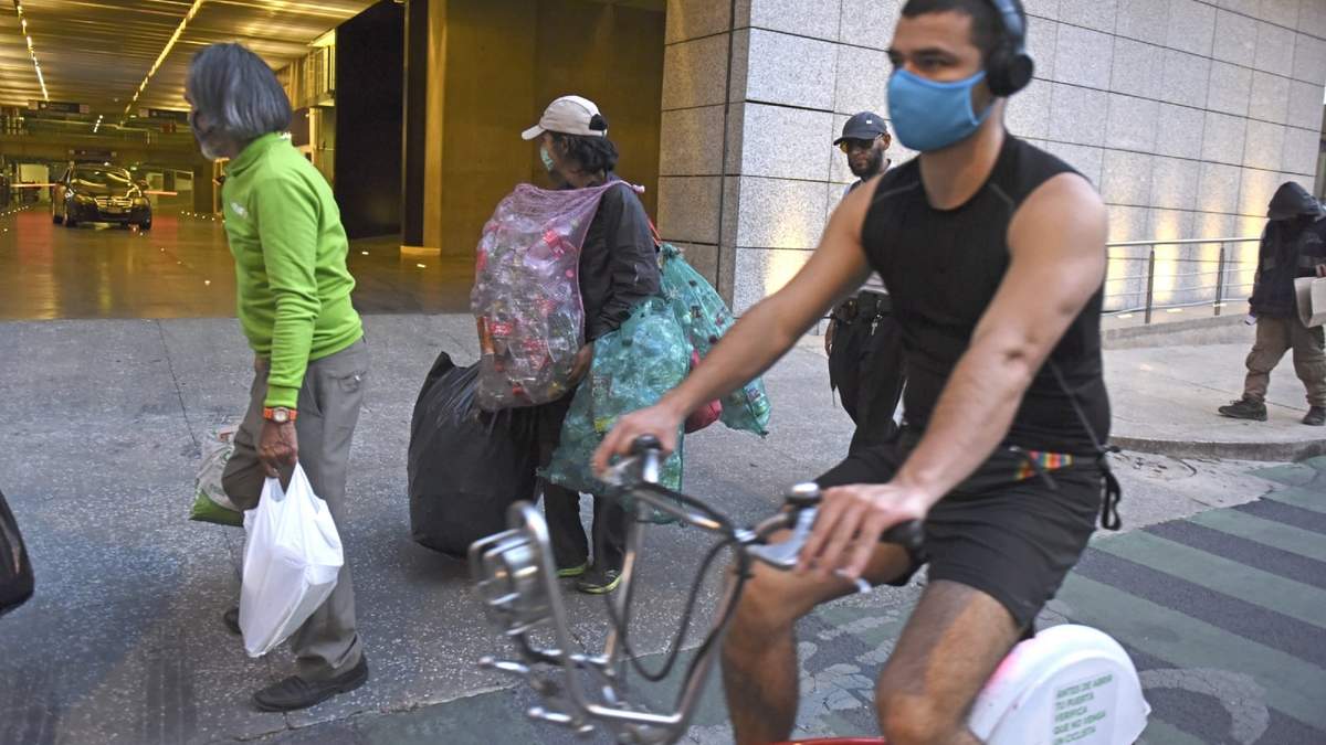 Personas en situación de pobreza hacen fila para recibir apoyo en la CDMX