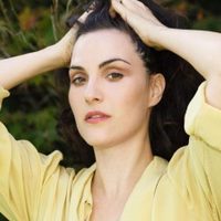 "¡Mostró mucho!" Julieta Díaz salió al balcón con un vestido lleno de aberturas y ¡sin nada abajo!