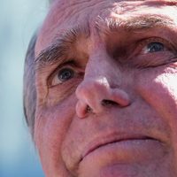Bolsonaro sale del hospital y regresa a la cárcel en Brasilia