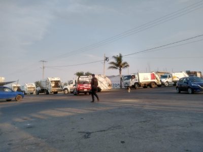 Con grupos de choque y granaderos, autoridades intentan recuperar el basurero de Cholula
