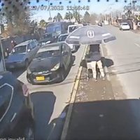 En Chile, un chofer de autobús al perder el control arrolló a un ambulante y causó destrozos (vid