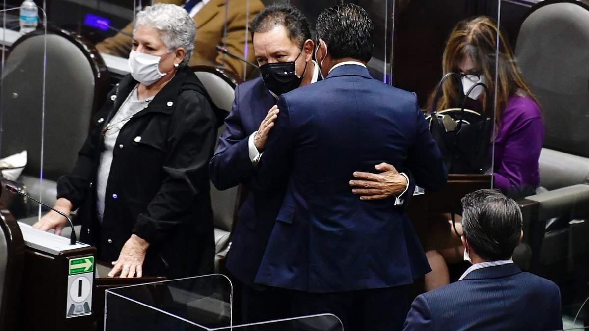 Diputados, con cubrebocas, se saludan con abrazo pese a covid-19