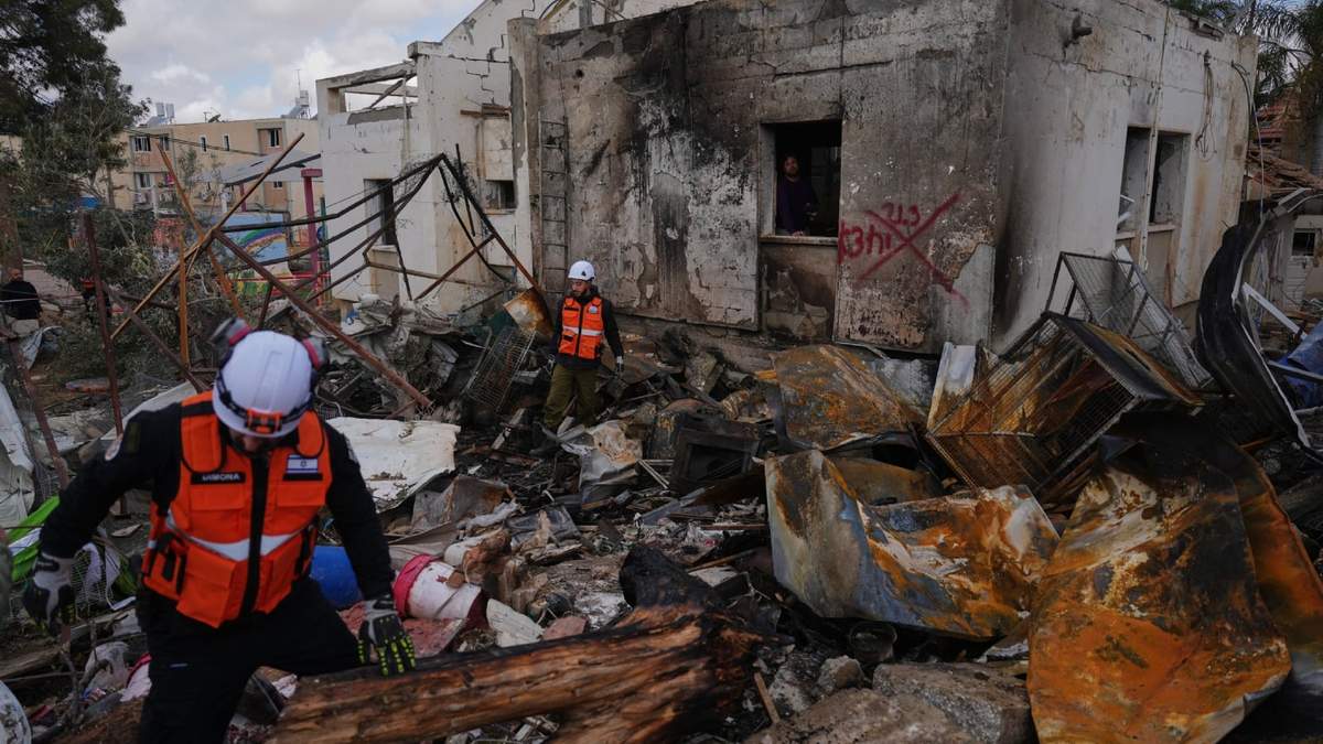 Fuerzas de seguridad israelíes inspeccionan el lugar alcanzado por un misil iraní en Dimona, al sur de Israel, el domingo 22 de marzo de 2026