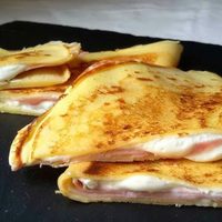 Hacelo mientras preparás unos mates: sándwich de jamón y queso en cacerola, la receta exprés para comer fácil y rico
