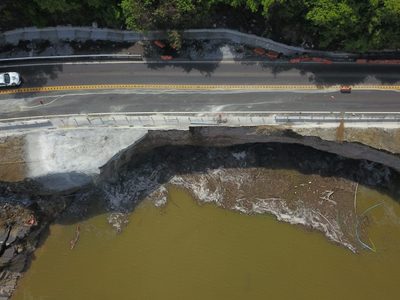 Por segunda ocasión en un mes, colapsa tramo de la autopista Siglo XXI