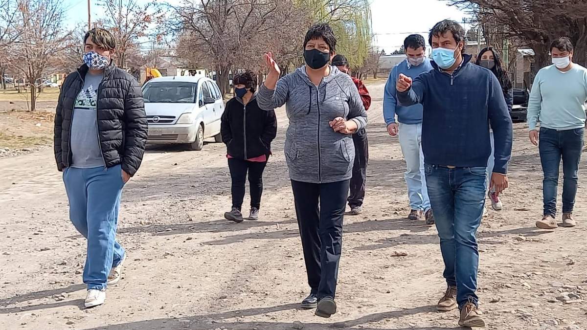 Carlos Koopmann junto a vecinos y vecinas de barrio Jardín. Fuente: (Twitter)