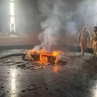Rebeldes sirios prenden fuego a la tumba del padre de Al Assad