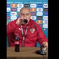Un largo trago de Coca-Cola de Stanislav Cherchésov causa revuelo en redes