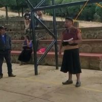 Retienen y visten de mujer a Alonso Pérez Sántiz, alcalde de Aldama, Chiapas (Video)
