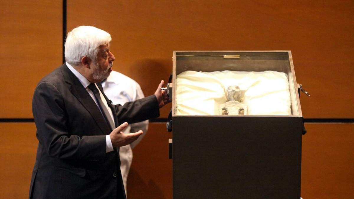 Jaime Maussan presentó los cuerpos momificados