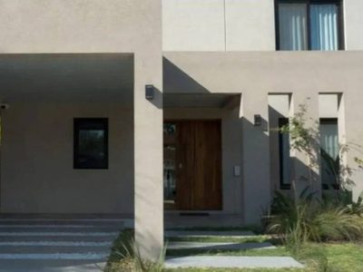 Pileta, cascada y apoyacabezas para el jacuzzi: las excentricidades que pidió Adorni