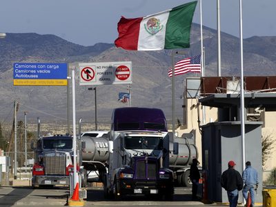 EU extiende hasta septiembre restricción de viajes no esenciales por fronteras con México y Canadá