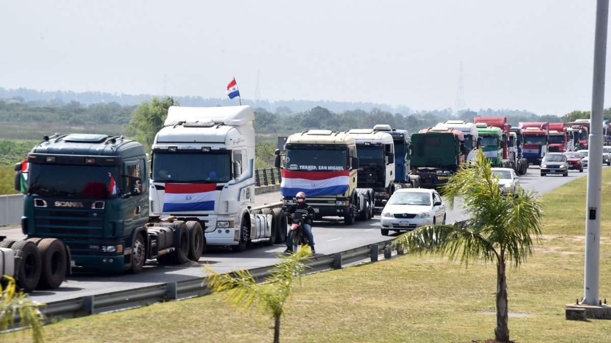 Kilométrica fila de camiones en la avenida La Costanera de Asunción, Paraguay. Fuente: (Twitter)