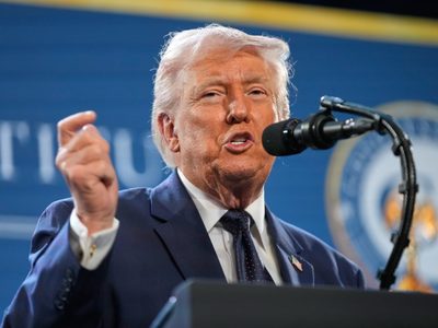 Trump anuncia que mantendrán bloqueo al estrecho de Ormuz hasta que termine "transacción con Irán"