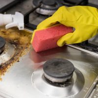 En minutos y sin esfuerzo: el secreto de las abuelas para dejar las hornallas de la cocina impecables