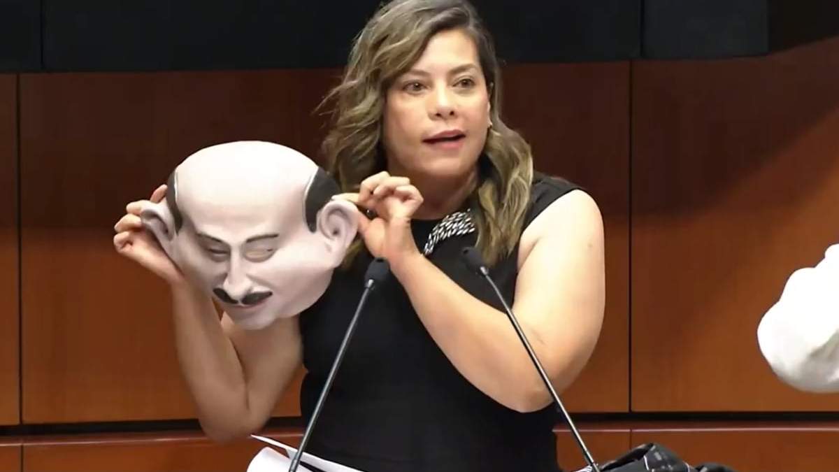 La diputada Lilia Aguilar Gil con la máscara de Salinas de Gortari