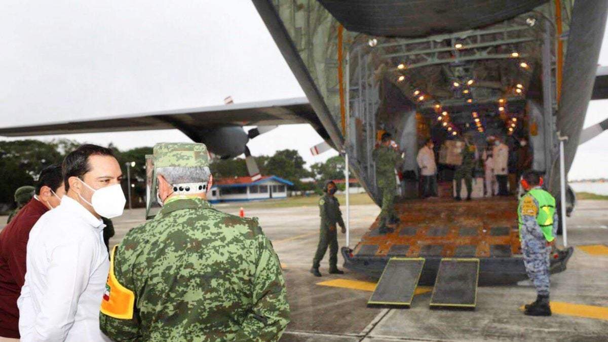 El gobernador de Yucatán en la recepción de las vacunas