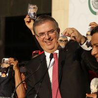 Reciben con mariachis y "marcelitos" a Ebrard en la plenaria; diputados de PVEM lo respaldan